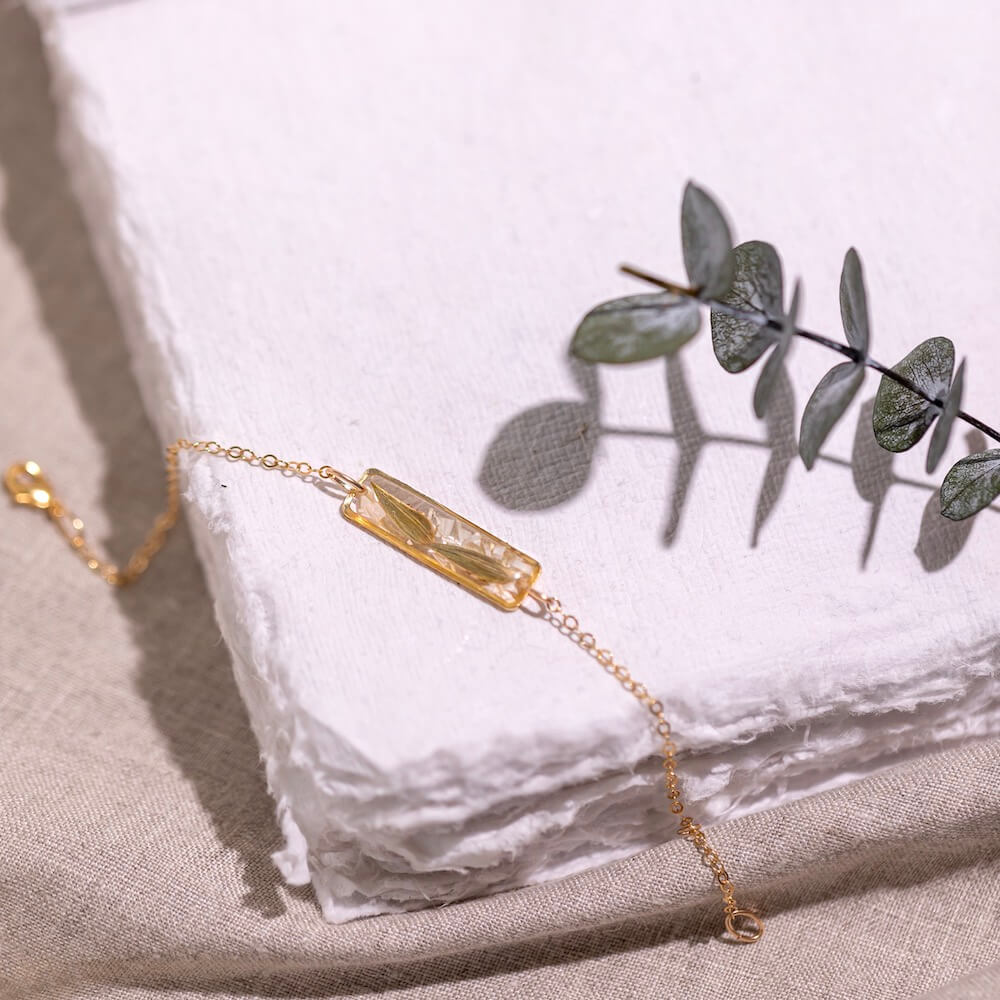 Bracelet Perline en résine avec fleurs séchées vertes, vue principale - Flowrette