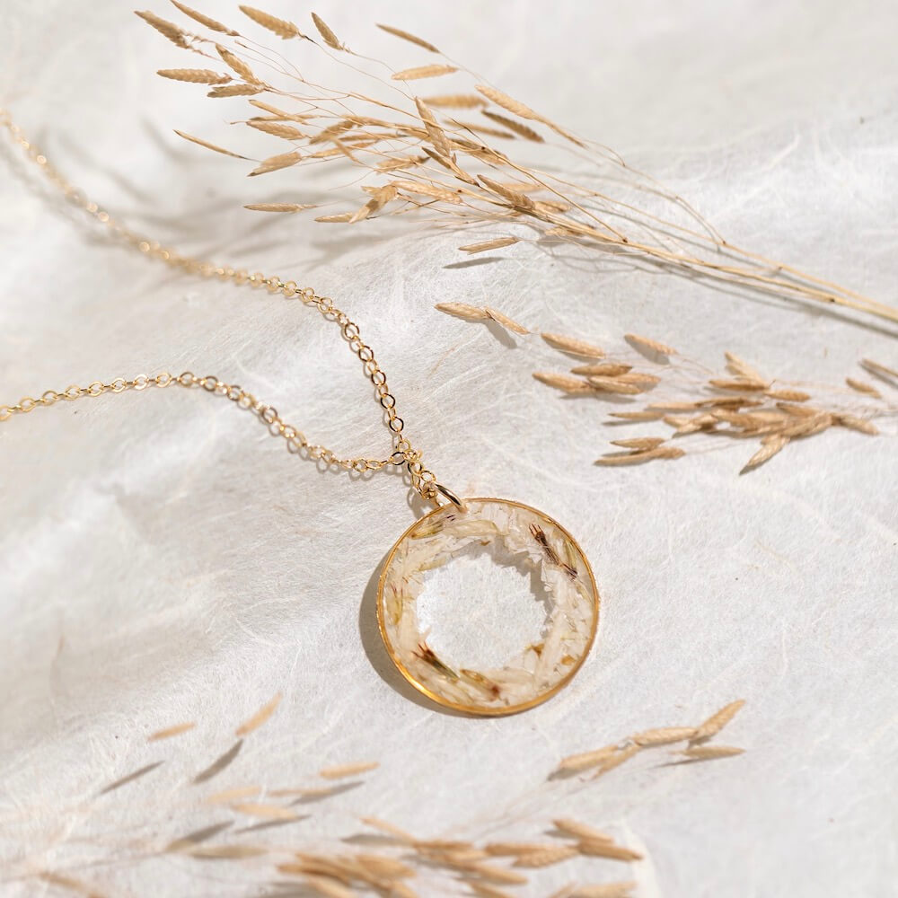 Collier Alba en fleurs séchées, vue principale du pendentif - Flowrette