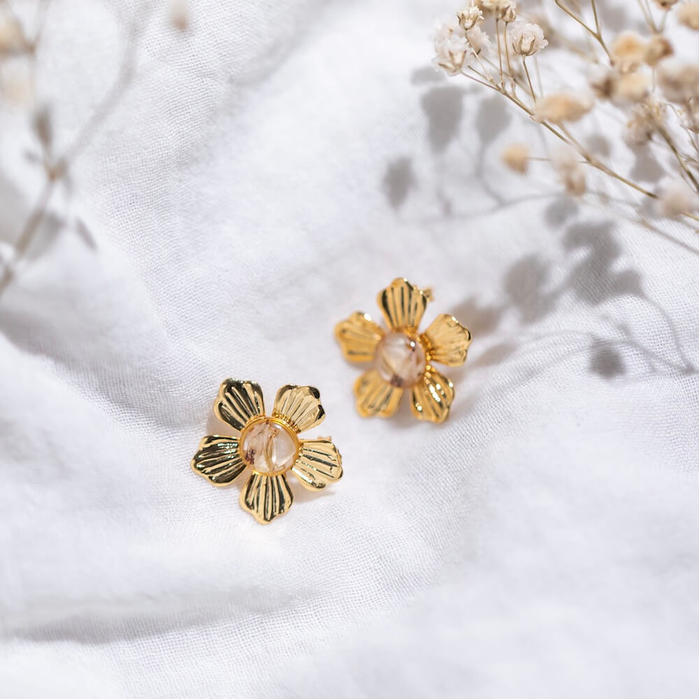 Petites boucles d'oreilles fleuries Daisy en résine - Flowrette