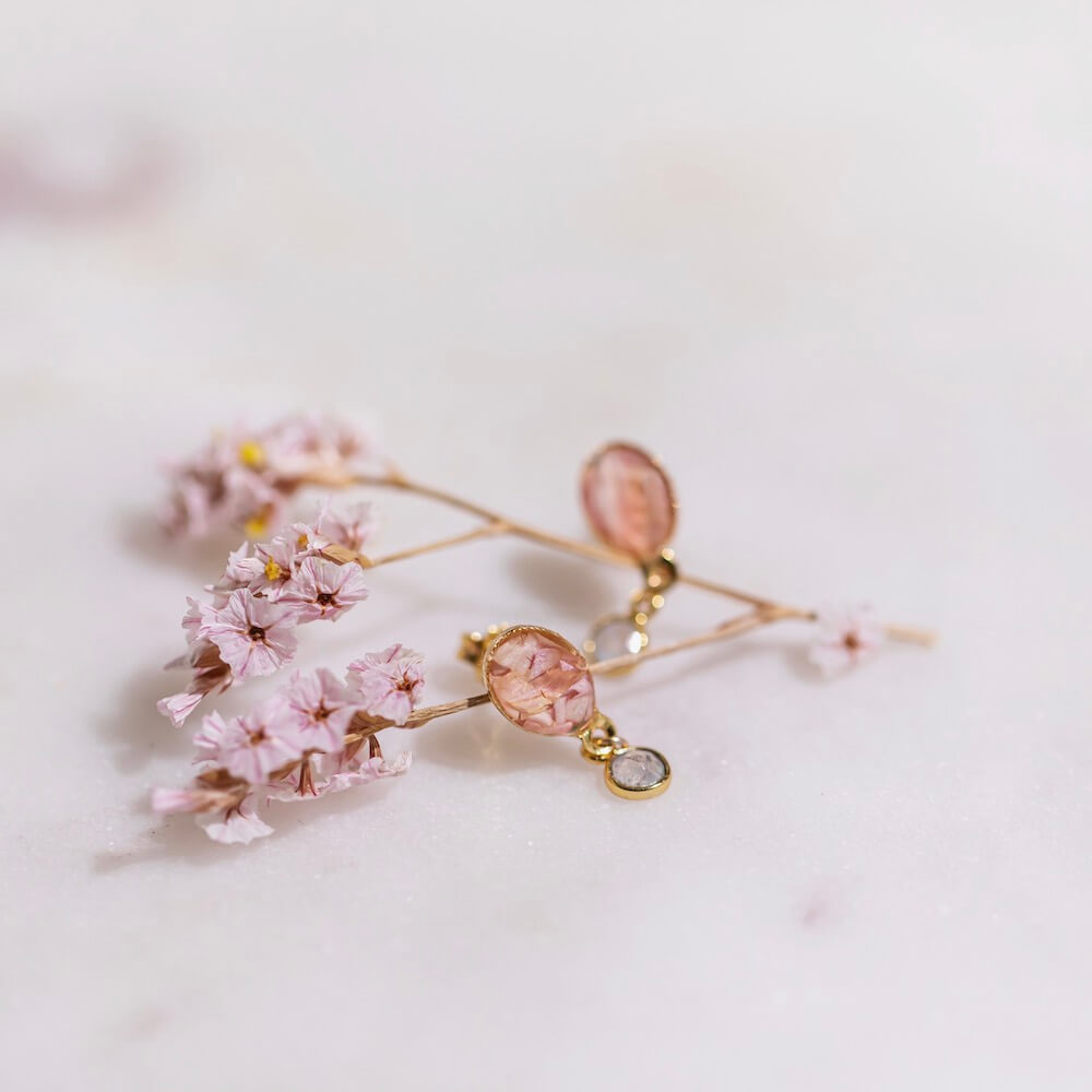 Petites boucles d'oreilles fleuries Léonie en résine - Flowrette
