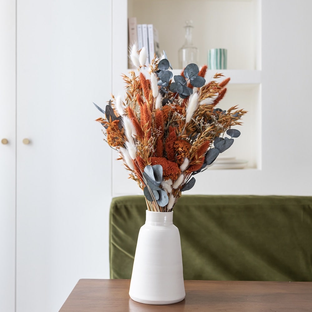 Bouquet Douceur en fleurs séchées orange et vert, vue de face - Flowrette