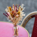 Petit bouquet automnal tenu en main, tons chauds - Flowrette