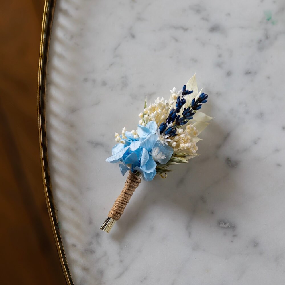 Boutonnière Camille en fleurs séchées, vue de face - Flowrette