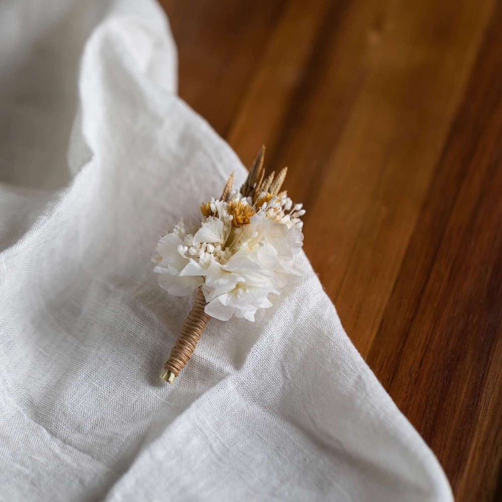 Boutonnière Léna en fleurs séchées, accessoire de mariage - Flowrette