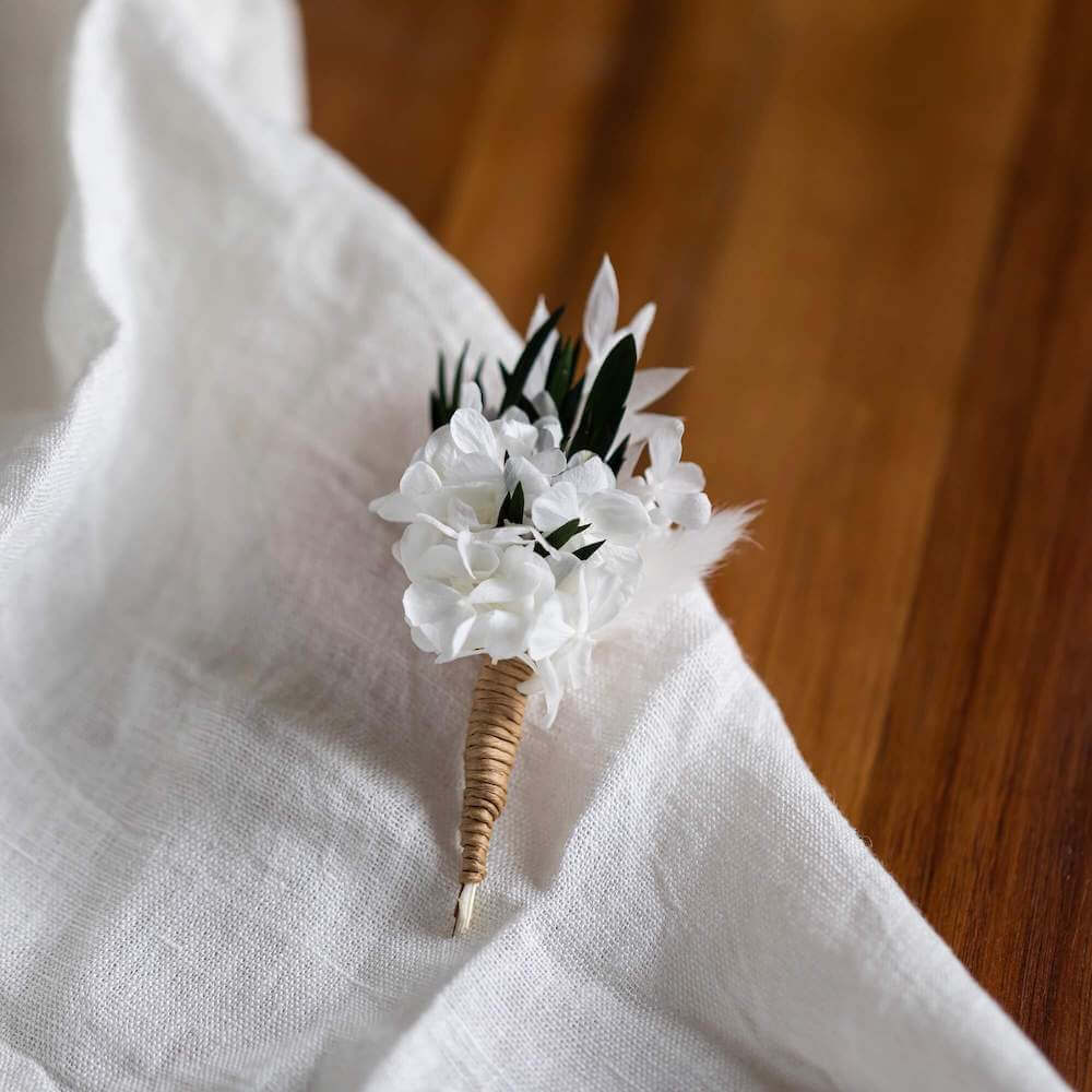 Boutonnière Romy en fleurs séchées, accessoire de mariage - Flowrette