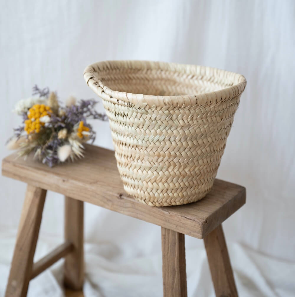 Cache-pot en palme tressée artisanal, vue de face - Flowrette