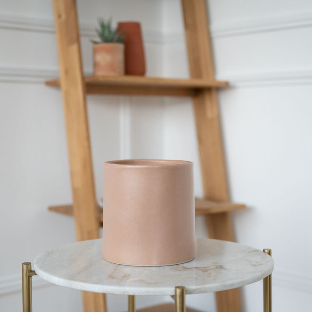 Cache-pot en céramique pêche, vue de face - Flowrette