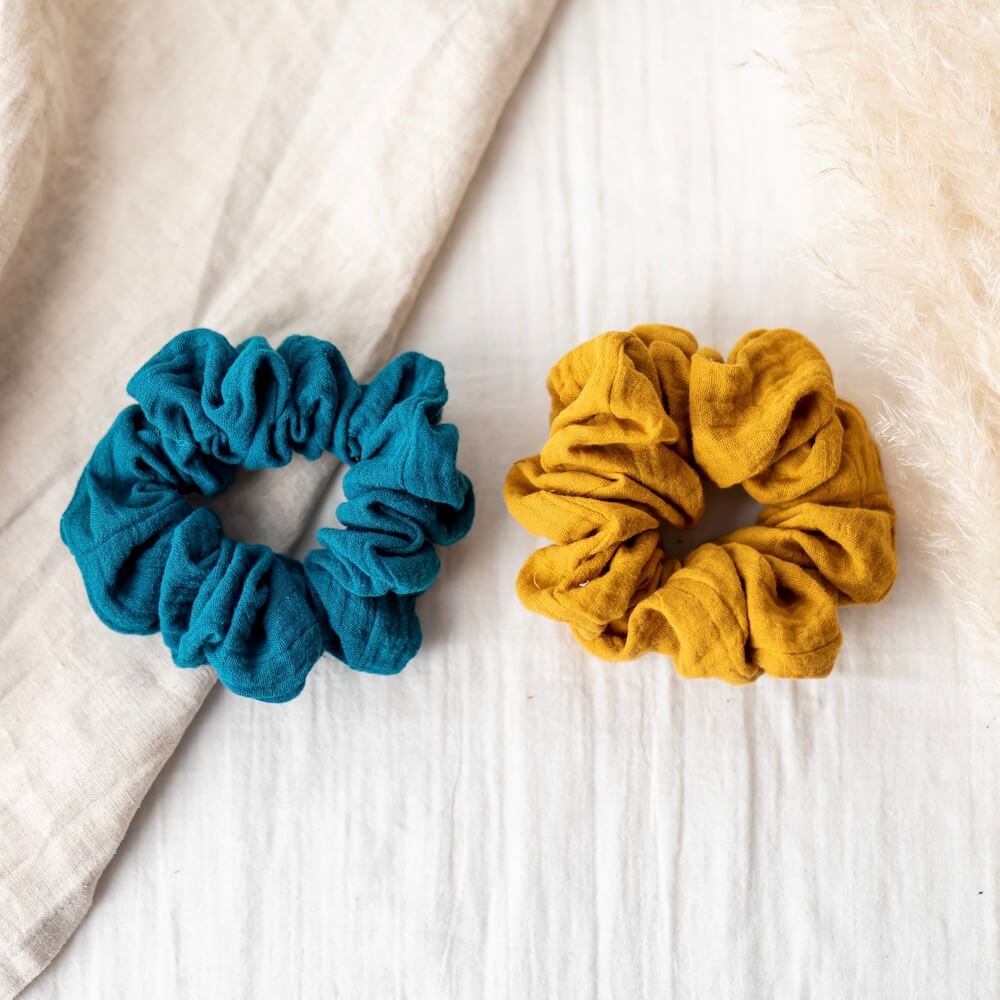 Chouchous jaune et bleu en gaze de coton, vue de face - Flowrette