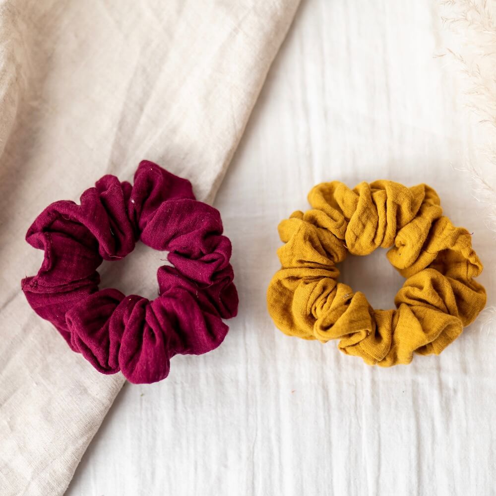 Chouchous bordeaux et jaune en gaze de coton, vue de face - Flowrette