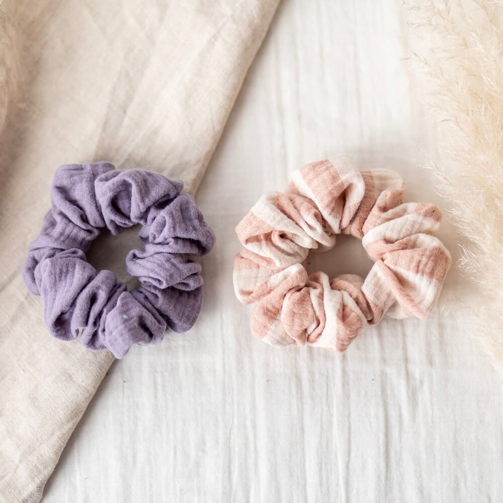Chouchous mauve et rose en gaze de coton, vue de face - Flowrette