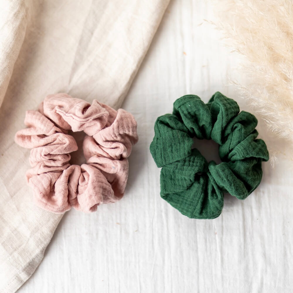 Chouchous rose et vert en gaze de coton, vue de face - Flowrette