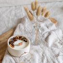 Coffret bonheur avec bougie et fleurs, vue de face - Flowrette