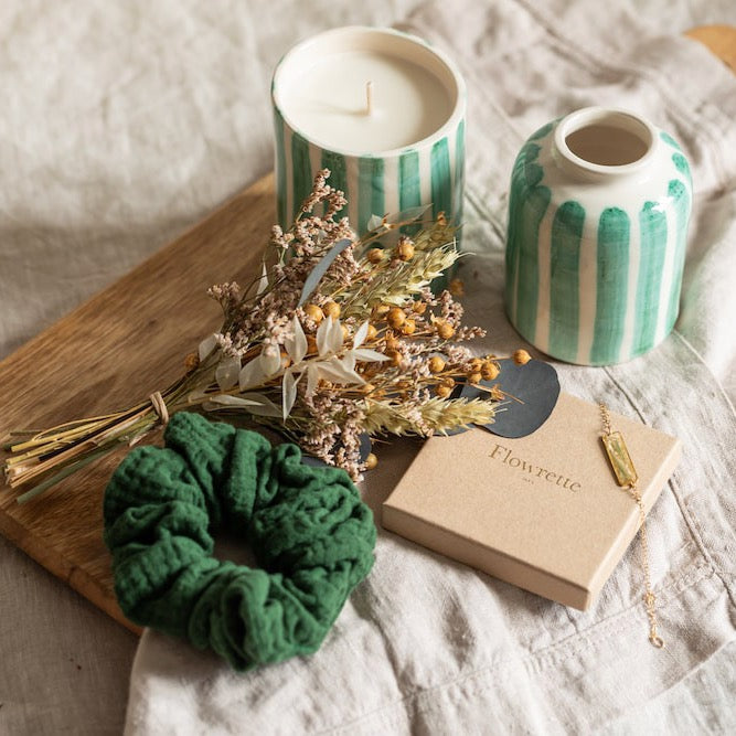 Coffret plaisir avec bougie et accessoires, vue de face - Flowrette