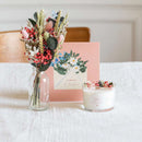 Coffret Maison du Bonheur avec bouquet et bougie, vue de face - Flowrette