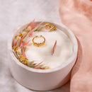 Coffret le grand Amour avec bougie et fleurs, vue de face - Flowrette