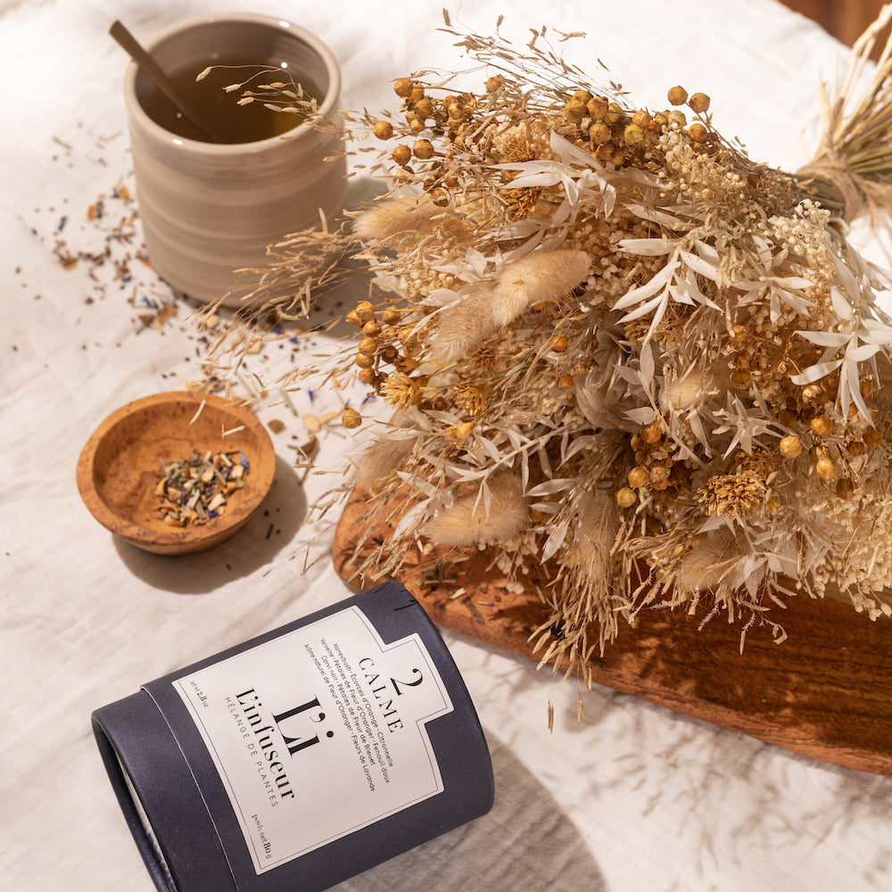 Coffret Hygge avec bougie et accessoires cocooning, vue de face - Flowrette