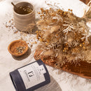 Coffret Hygge avec bougie et accessoires cocooning, vue de face - Flowrette