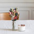 Coffret cadeau de fin d'année avec bougie et fleurs séchées, vue de face - Flowrette