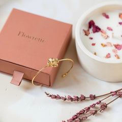 Coffret Saint-Valentin avec bougie et bijoux, vue d'ensemble - Flowrette