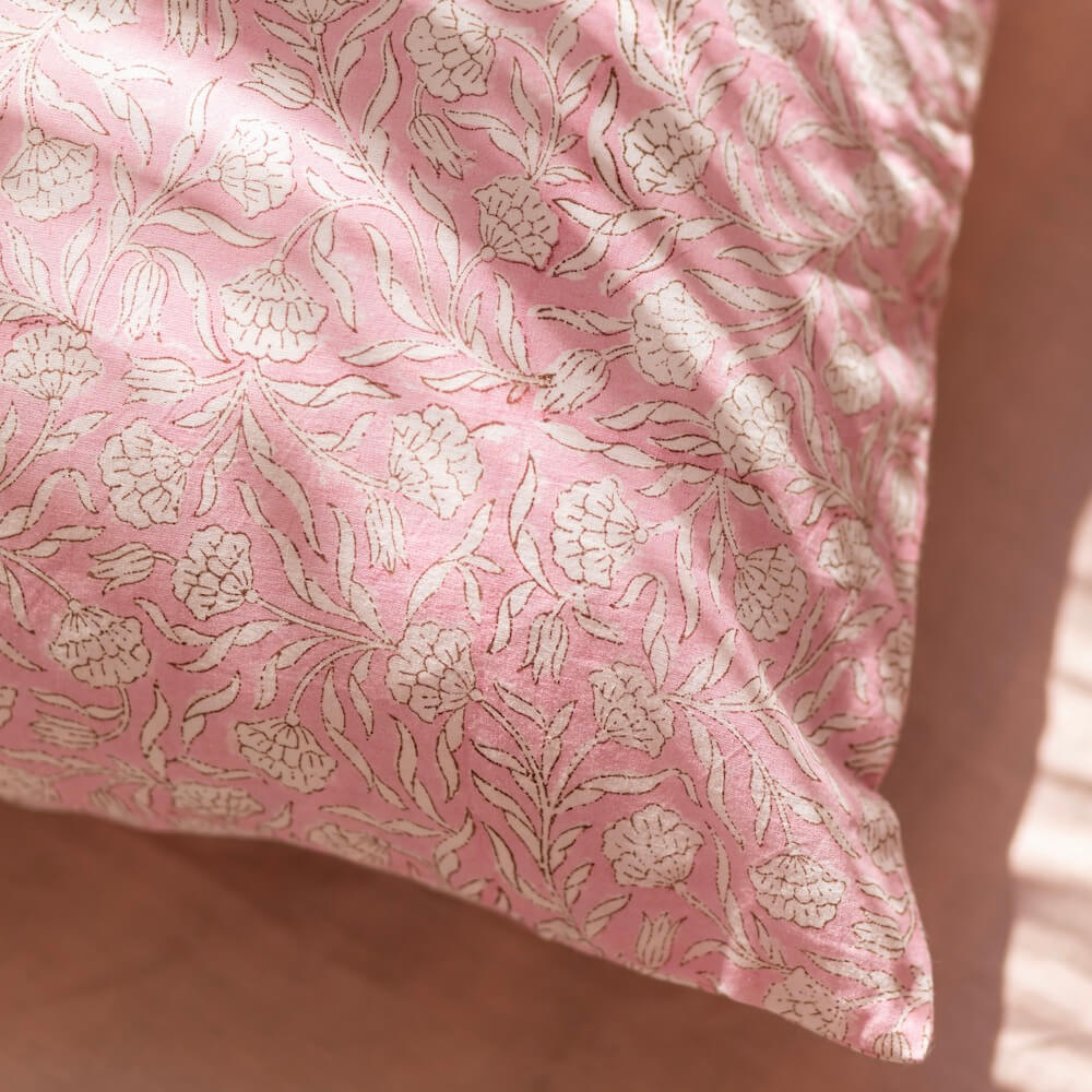Housse de coussin Gaya en tissu block print rose, vue de face - Flowrette