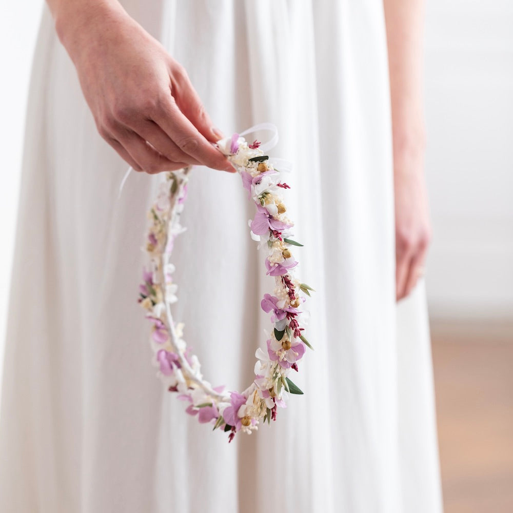 Couronne Davia portée comme accessoire de tête - Flowrette