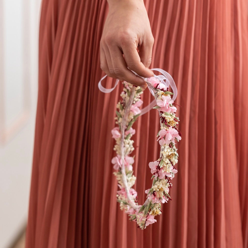 Couronne de fleurs séchées Ombeline portée en accessoire de mariage - Flowrette