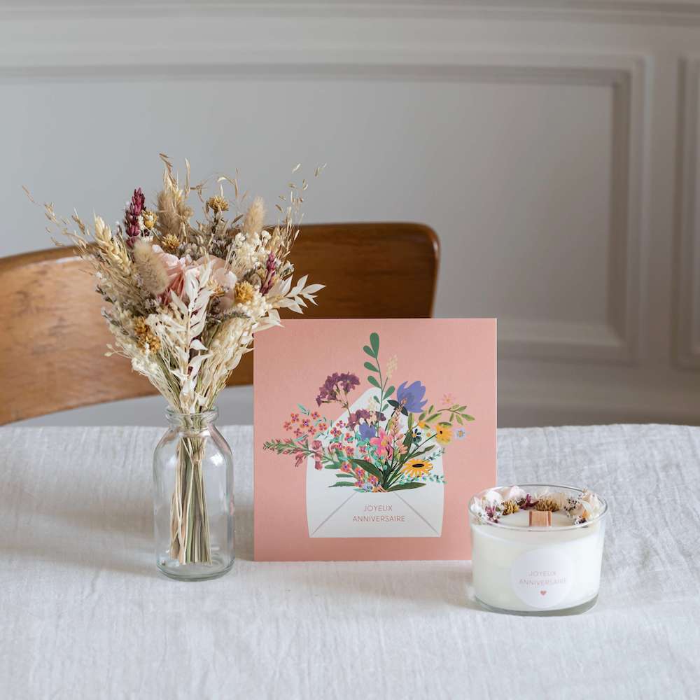 Coffret Anniversaire avec bouquet et bougie, vue de face - Flowrette