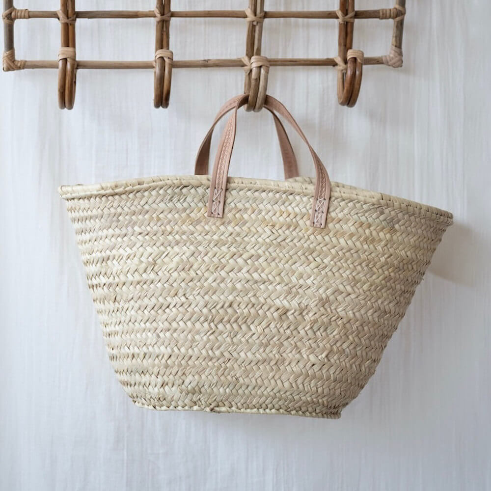 Panier en osier Témara avec anses en cuir, vue de face - Flowrette