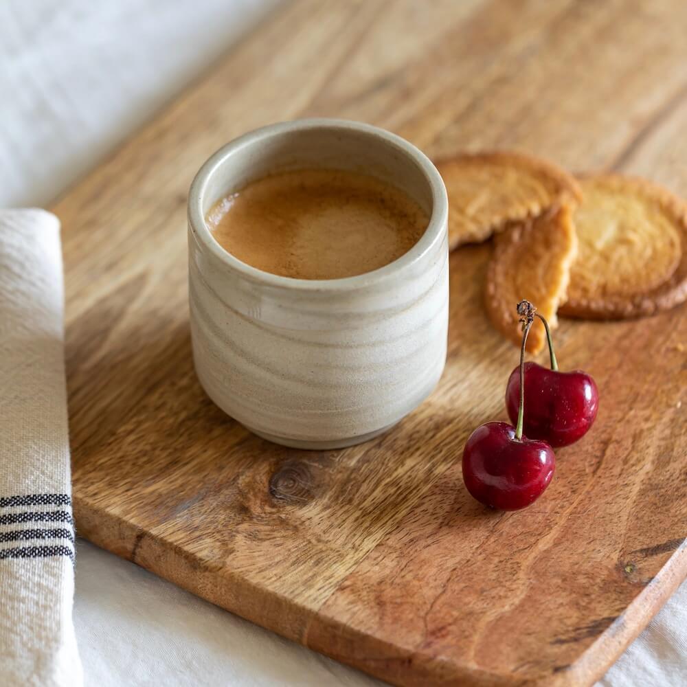 Petite tasse céramique Gaïa beige, vue de face - Flowrette
