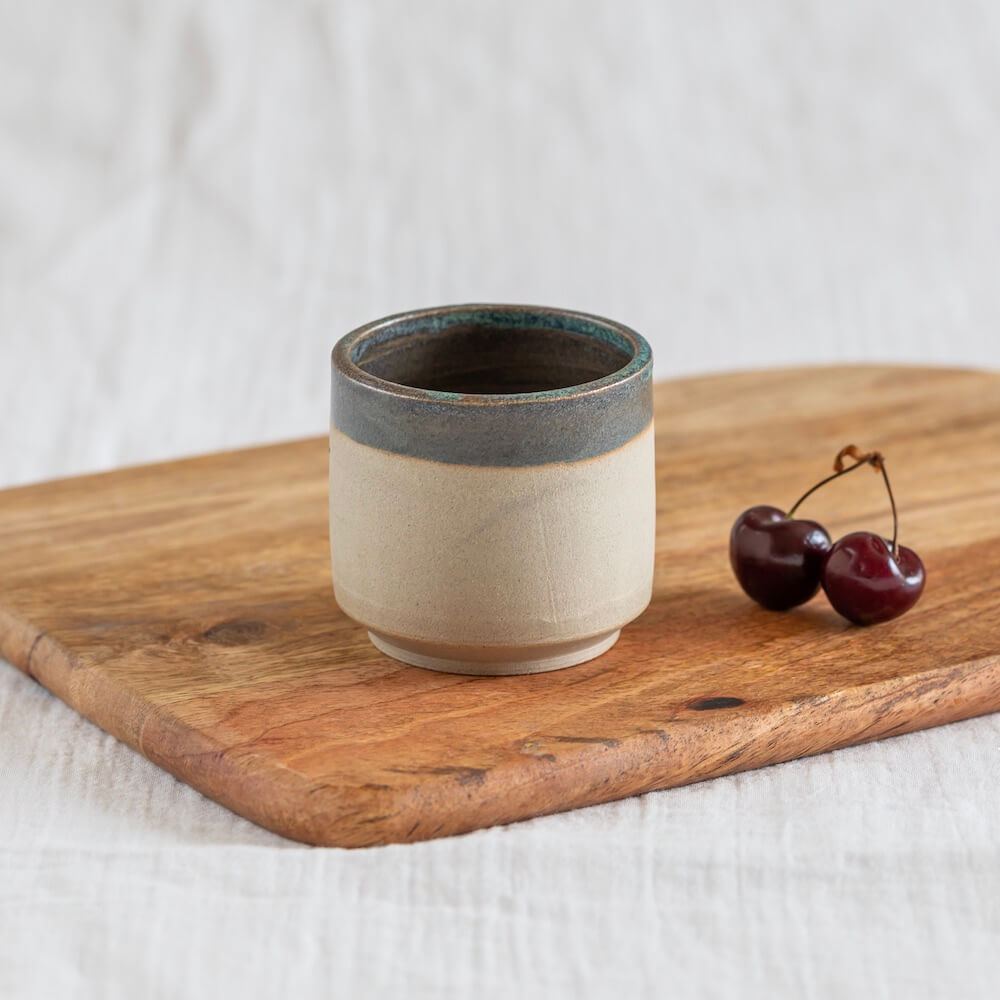 Petite tasse céramique Calista, vue de face bleue et beige - Flowrette