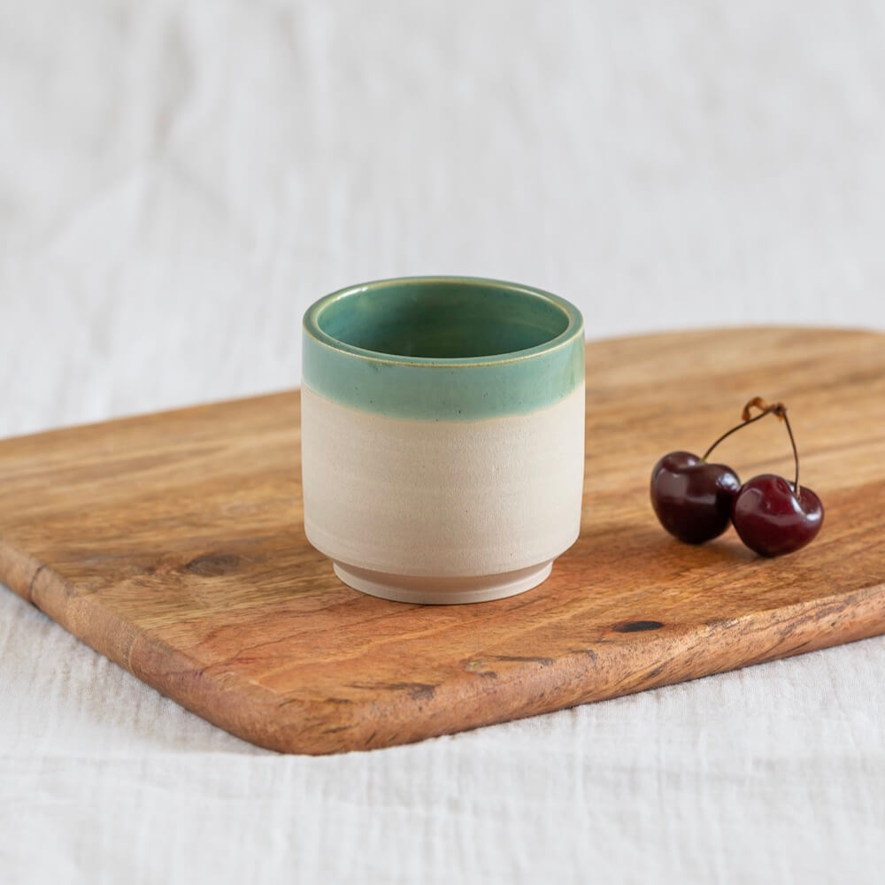 Petite tasse céramique Hélios verte, vue de face - Flowrette