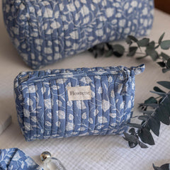 Trousse de toilette Jodhpur en tissu block print bleu, vue de face - Flowrette