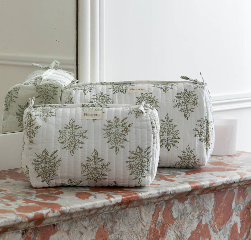 Trousse de toilette éponge blanche simple et sophistiquée Trousse de toilette éponge blanche simple et sophistiquée